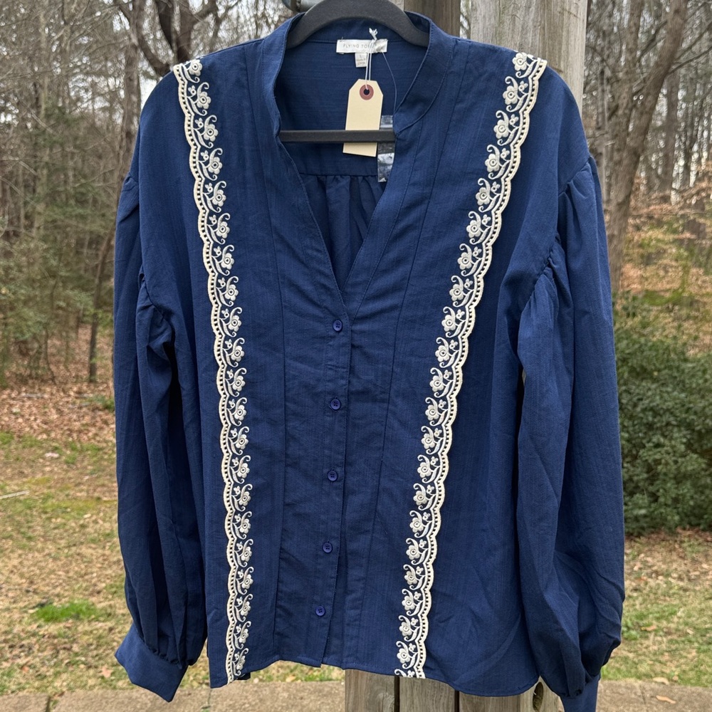 ‼️NWT‼️Flying Tomato Navy Blouse with White Embroidered Trim
